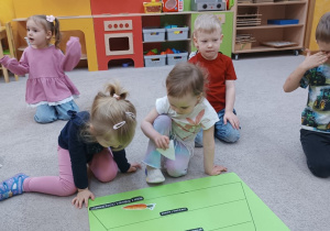 2. Dzieci naklejają produkty na plakat