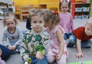 3. Dzieci naklejają produkty na plakat