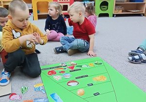 5. Chłopiec nakleja produkt na plakat