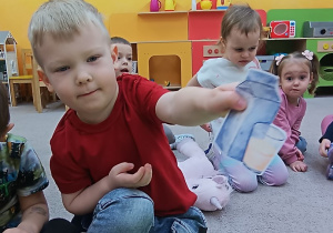 6. Chłopiec pokazuje produkt