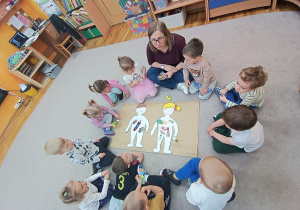 11. Dzieci robią plakat