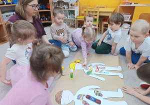 10. Dzieci przyklejają zdrowe produkty