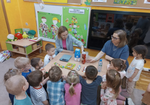 15. Dzieci mierzą ile cukru jest w produktach