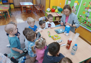 16. Dzieci mierzą ile cukru jest w produktach