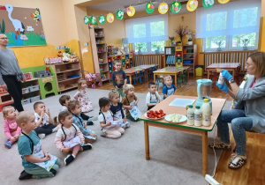 18. Dzieci robia koktajl owocowy