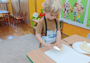 19. Chłopiec kroi banana