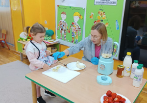 20. Dziewczynka kroi banana