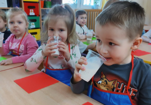 23. dzieci pija koktajl