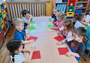 24. Dzieci piją koktajl truskawkowo-bananowy