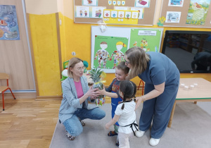 25. Dzieci dziękują Pani Kasi