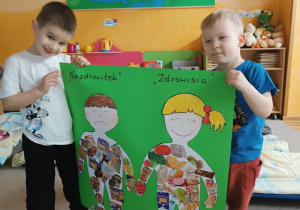 12. Chłopcy pokazują plakat do zdjęcia