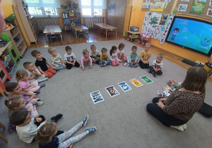 1. Dzieci segregują śmieci