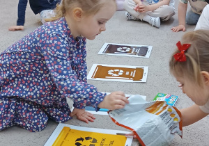 3. Dziewczynka segreguje śmieci