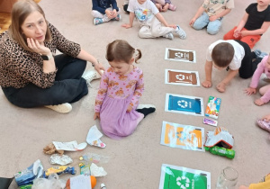 4. Dziewczynka segreguje śmieci