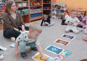 5. Chłopiec segreguje śmieci