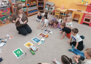 6. Dzieci słuchają Pani