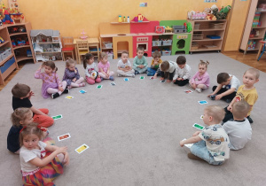 7. Dzieci bawią się w zabawę ruchową z wykorzystaniem koszy