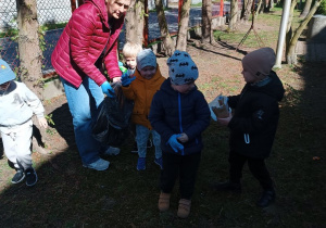 12. Dzieci zbierają śmieci