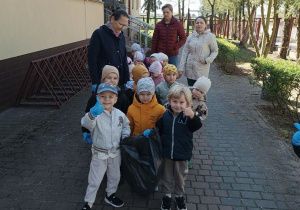 11. Grupa Słoneczka idzie sprzątać Ziemię