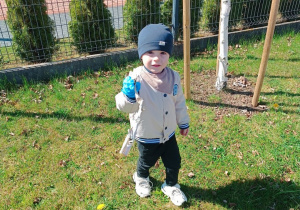 13. Chłopiec zbiera śmieci