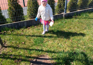 14. Dziewczynka zbiera śmieci