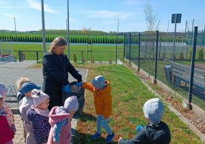 15 Dzieci zbierają śmieci