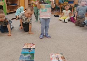 9. Chłopiec pokazuje ilustrację