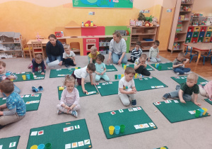 16 Dzieci odkodowują ukryty kod z wykorzystaniem kubeczków