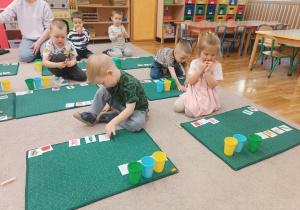 17. Dzieci układają kubeczki