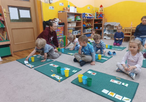 18. Dzieci układają kubeczki