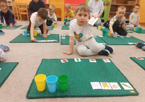 19. Chłopiec pokazuje ilustrację