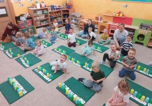 20 Dzieci pracują na dywanikach