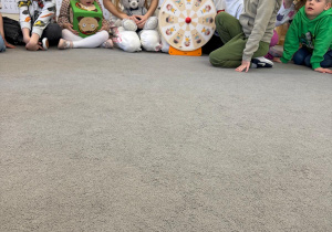 Chłopiec kręci kołem z emocjami.