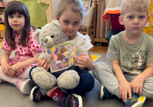 Dzieci pozują do wspólnego zdjęcia z Szarusiem.