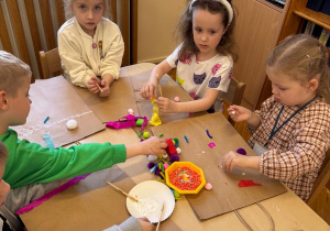 Dzieci pracują w skupieniu nad swoimi projektami