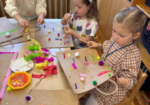 Dziewczynki rozwijają kreatywność podczas zajęć plastycznych