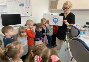 Pani stomatolog pokazuje co najeży jeść, aby mieć zdrowe zęby.