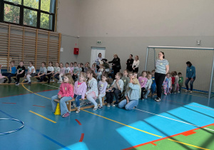 Dzieci czekają na sportowe konkurencje.
