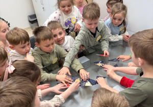 Dzieci układają puzzle w gabinecie pani dyrektor.