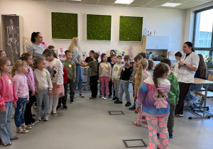 Dzieci w pracowni chemicznej.