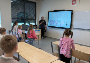 Dzieci w pracowni muzycznej.