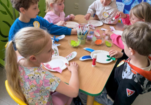 Dzieci wykonują pracę plastyczną na świetlicy szkolnej.