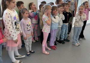 Dzieci pokazują daną emocję.