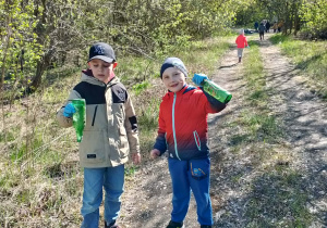 Chłopcy znajdują w lesie butelki.