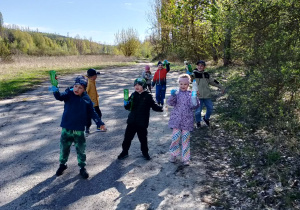 Dzieci pokazują śmieci.