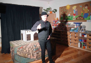 Pan zaprasza na przedstawienie.