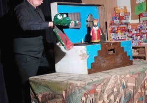 Aktor trzyma smoka.