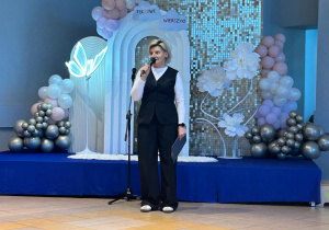 Pani dyrektor wita zgromadzonych gości.
