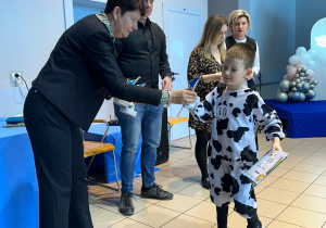 Chłopiec odbiera nagrodę od jury.