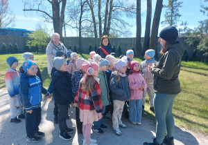 Dzieci słuchaja informacji na temat mieszkańców schroniska